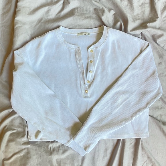 Wilfred Tops - Oversized Wilfred Aritzia crop thermal with buttons size small